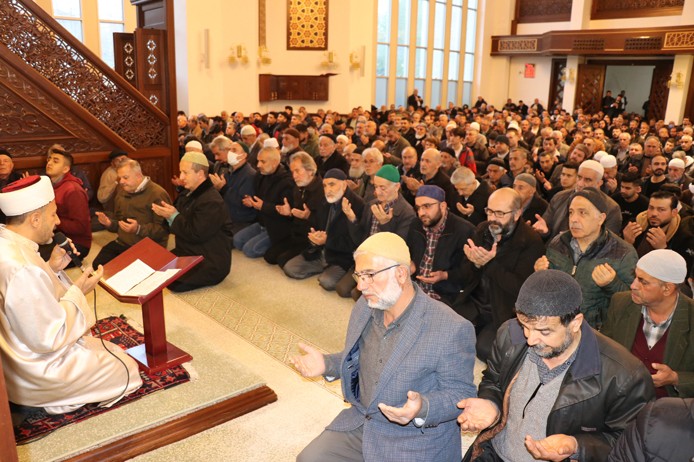 Bayram namazında Gazze'nin zaferi için eller duaya kalktı