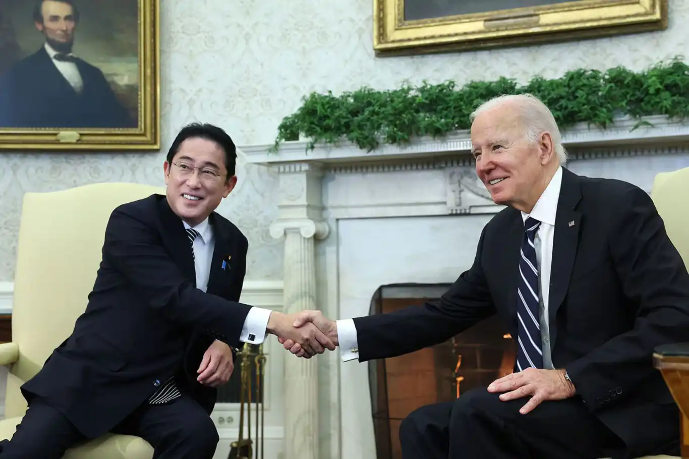 Biden ile Kishida Beyaz Saray'da bir araya geldi Biden ile Kishida Beyaz Saray'da bir araya geldi