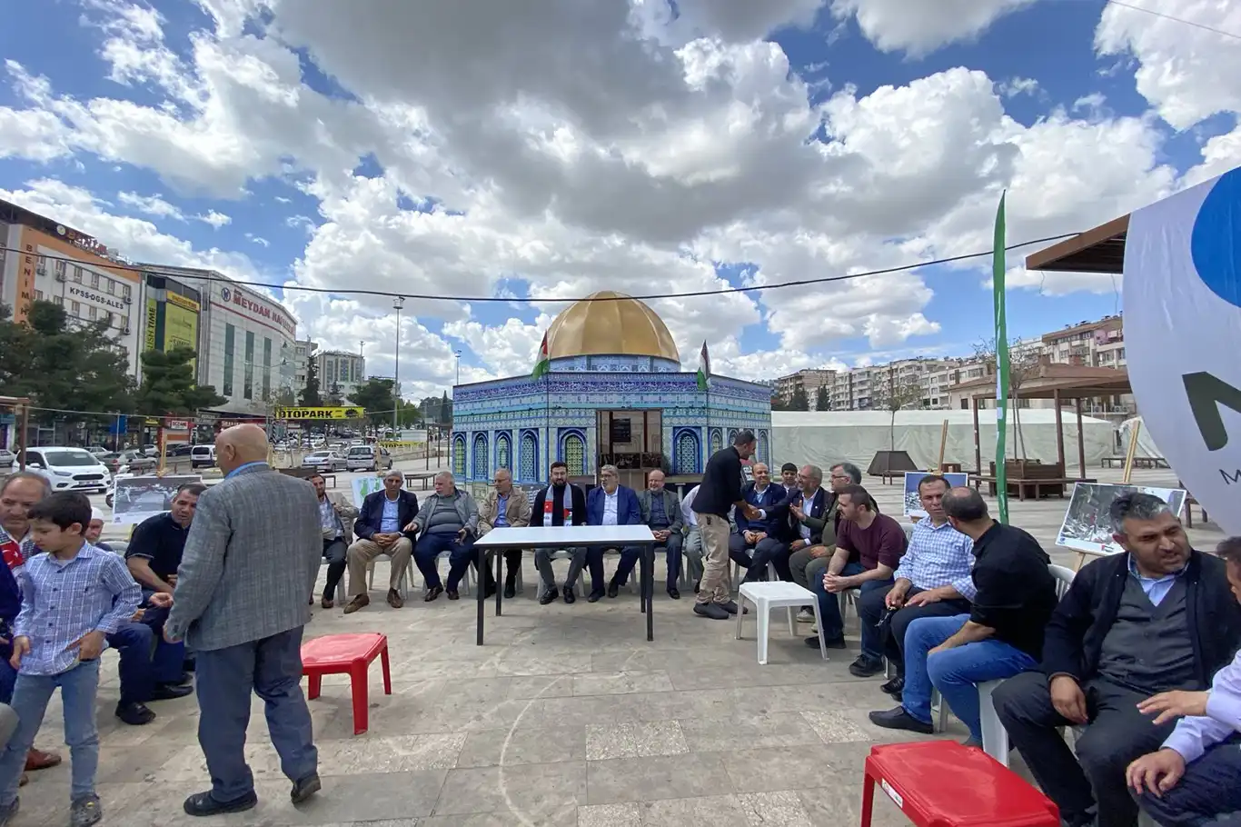 Şanlıurfa'da Rabia Meydanı'na Kubbet-üs Sahra maketi konuldu Şanlıurfa'da Rabia Meydanı'na Kubbet-üs Sahra maketi konuldu