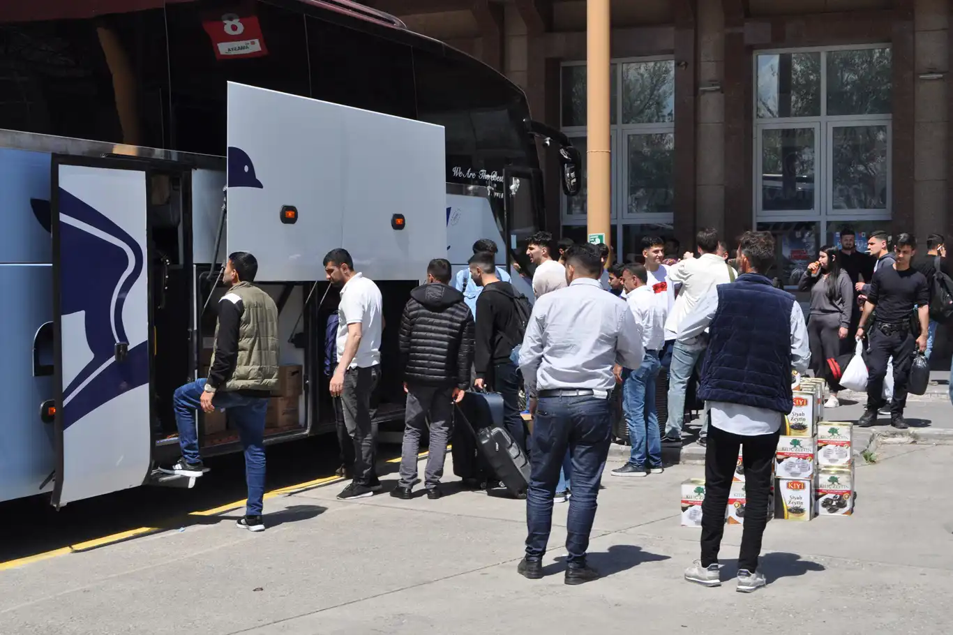 Bayram tatilinin son gününde Batman Otogarı'nda yoğunluk yaşandı Bayram tatilinin son gününde Batman Otogarı'nda yoğunluk yaşandı