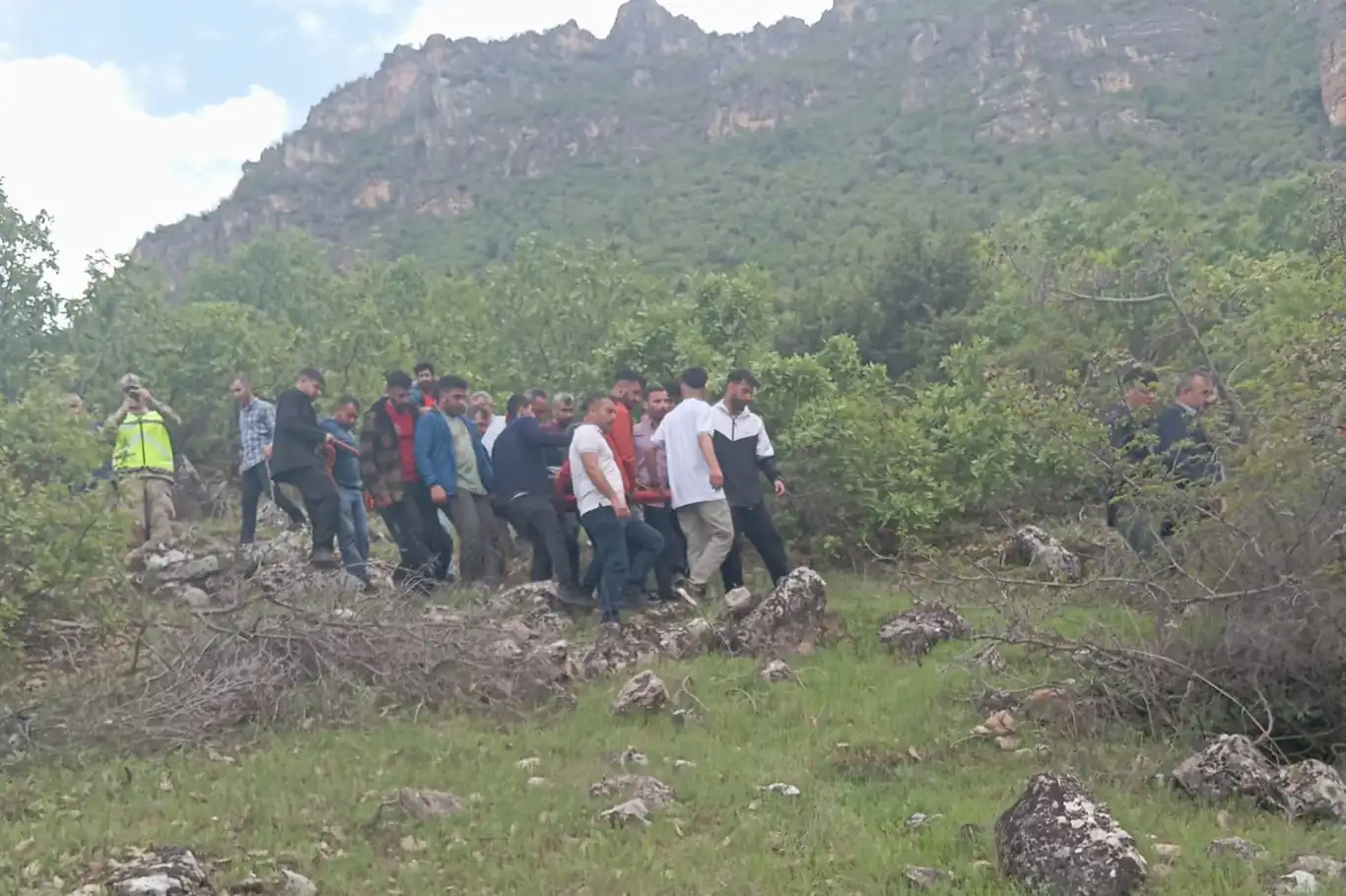 Siirt'te 100 metre yükseklikten kayalıklara düşen adam hayatını kaybetti Siirt'te 100 metre yükseklikten kayalıklara düşen adam hayatını kaybetti