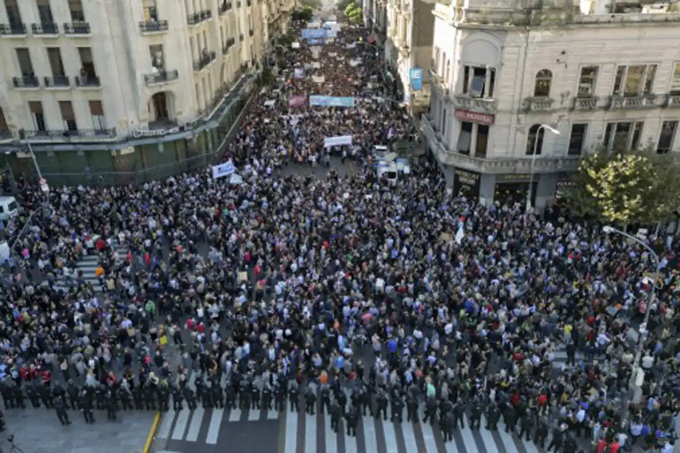 Arjantin'de eğitim bütçesinde kesintiye gidilmesi protesto edildi Arjantin'de eğitim bütçesinde kesintiye gidilmesi protesto edildi