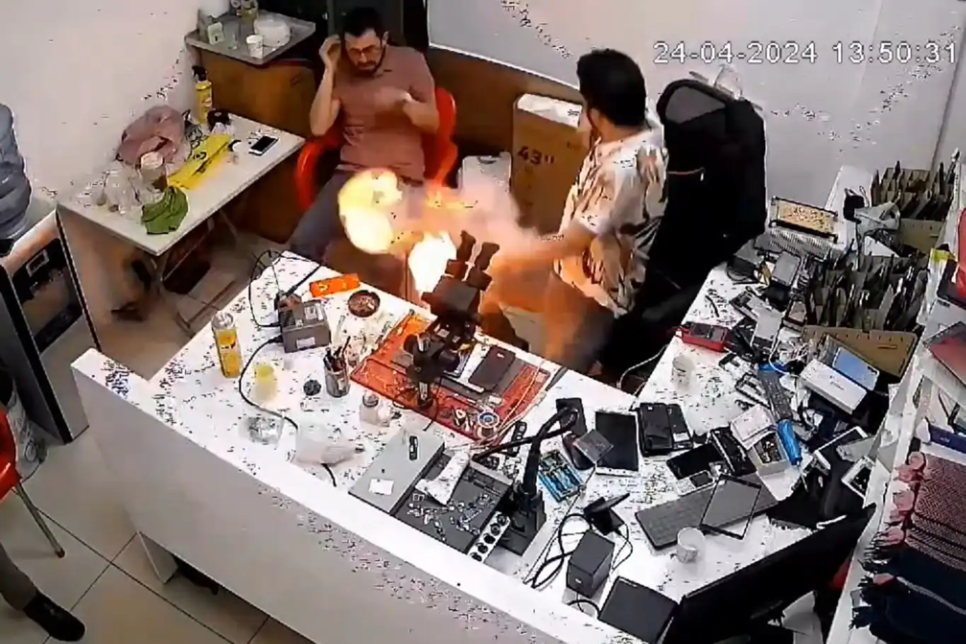 Batman'da cep telefonu bomba gibi patladı Batman'da cep telefonu bomba gibi patladı