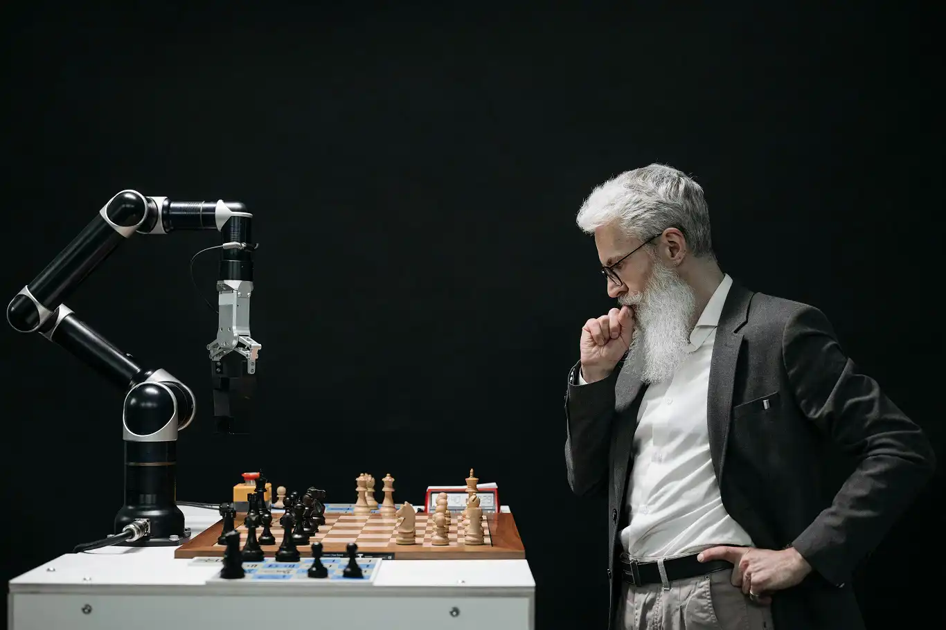 AİÇÜ Öğr. Gör. Karakoç: "İnsan gücü olmadan yapay zekâ tek başına bir anlam ifade etmez" AİÇÜ Öğr. Gör. Karakoç: "İnsan gücü olmadan yapay zekâ tek başına bir anlam ifade etmez"