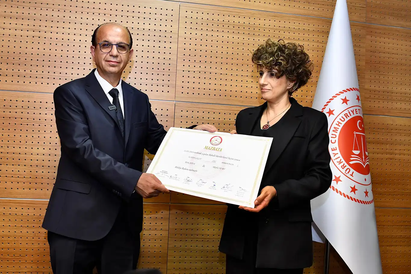Yeşilyurt Belediye Başkanı seçilen Prof. Dr. Geçit, mazbatasını aldı Yeşilyurt Belediye Başkanı seçilen Prof. Dr. Geçit, mazbatasını aldı