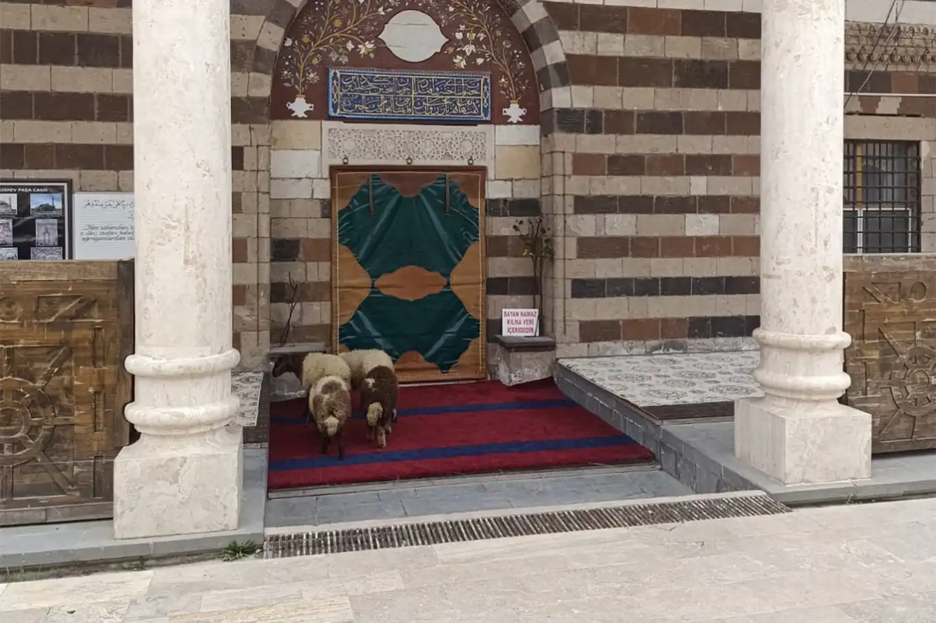 Van’daki tarihi Hüsrev Paşa Camii'ne koyunlar girdi Van’daki tarihi Hüsrev Paşa Camii'ne koyunlar girdi