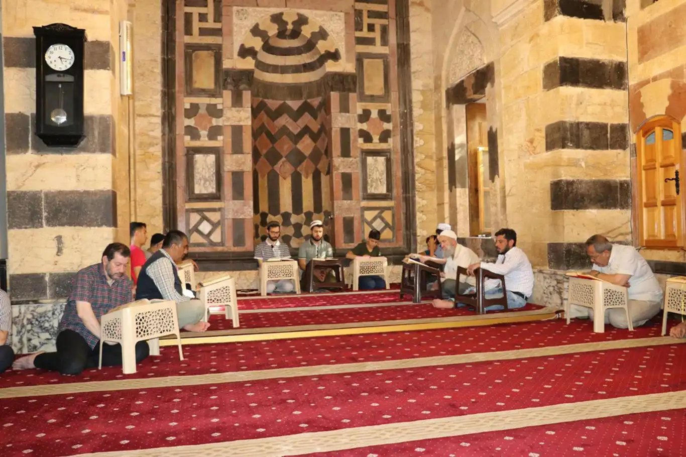 Müftü Yardımcısı Aslan: İtikâf, kişinin kendisini Allah'a açıp dünyaya kapatmasıdır Müftü Yardımcısı Aslan: İtikâf, kişinin kendisini Allah'a açıp dünyaya kapatmasıdır