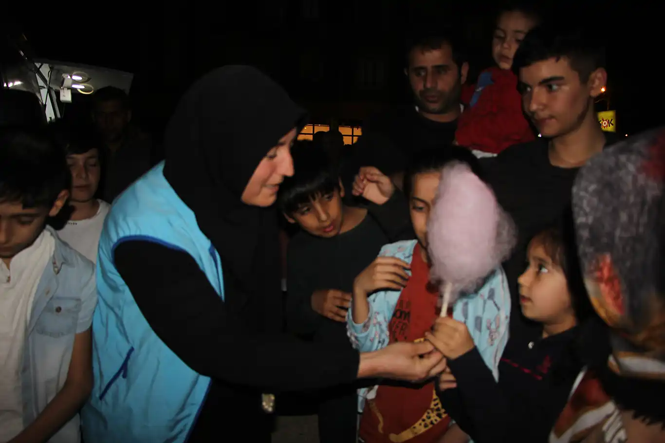 Kadir Gecesi hürmetine camiye gelen çocuklara pamuk şekeri ikram edildi Kadir Gecesi hürmetine camiye gelen çocuklara pamuk şekeri ikram edildi