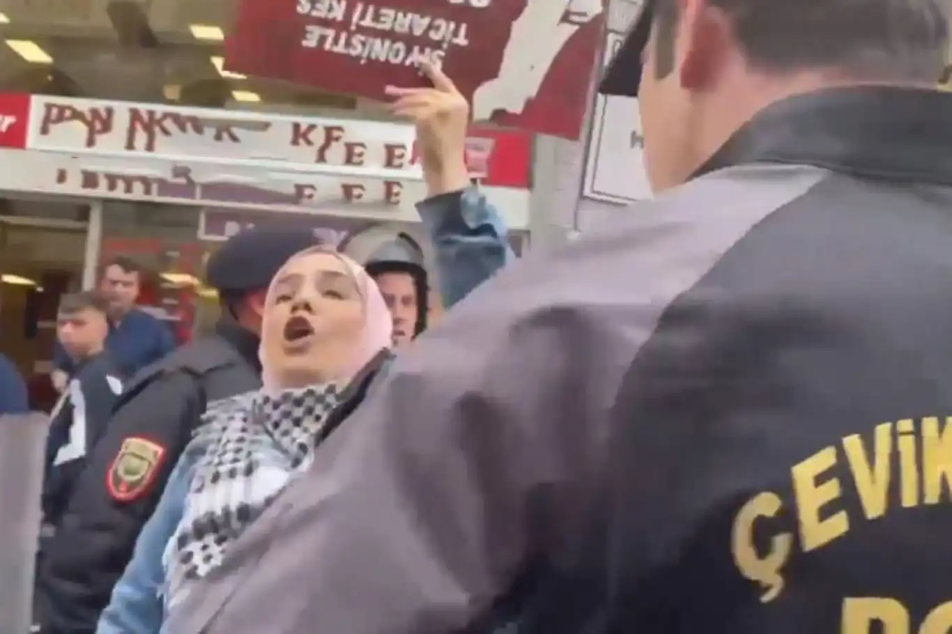 İstiklal Caddesi'nde siyonist rejim ile ticareti protesto edenler ters kelepçe ile gözaltına alındı İstiklal Caddesi'nde siyonist rejim ile ticareti protesto edenler ters kelepçe ile gözaltına alındı