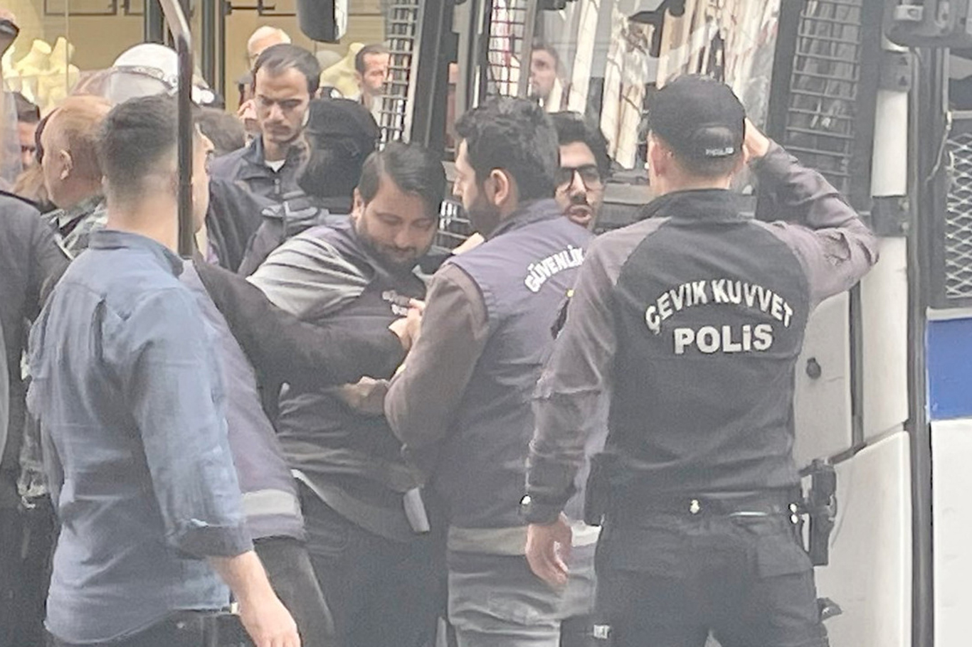 İstiklal Caddesi'nde siyonist rejim ile ticareti protesto edenler ters kelepçe ile gözaltına alındı İstiklal Caddesi'nde siyonist rejim ile ticareti protesto edenler ters kelepçe ile gözaltına alındı