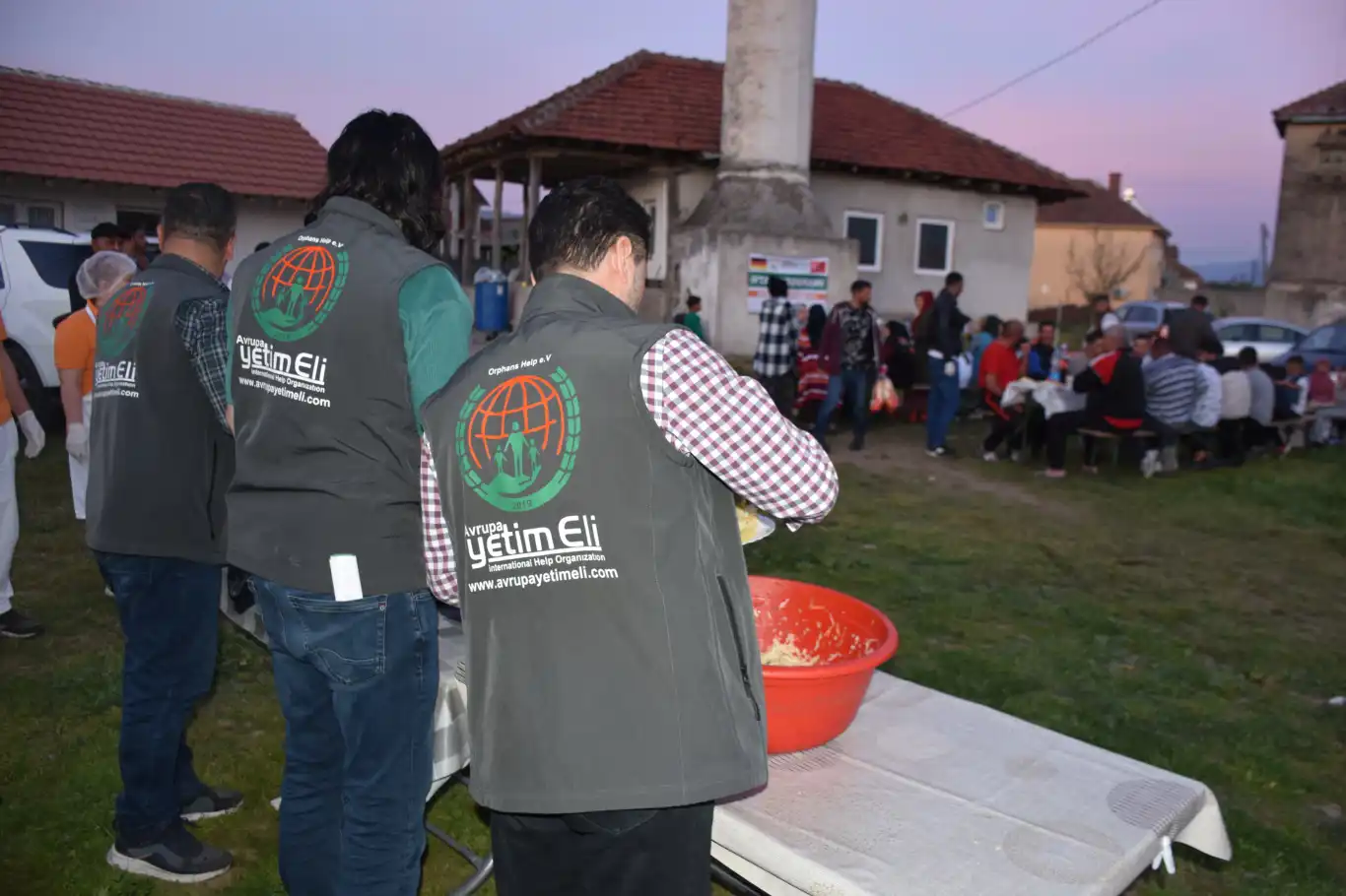 Avrupa Yetim Eli Makedonya'lı Müslümanları iftarda buluşturuyor Avrupa Yetim Eli Makedonya'lı Müslümanları iftarda buluşturuyor
