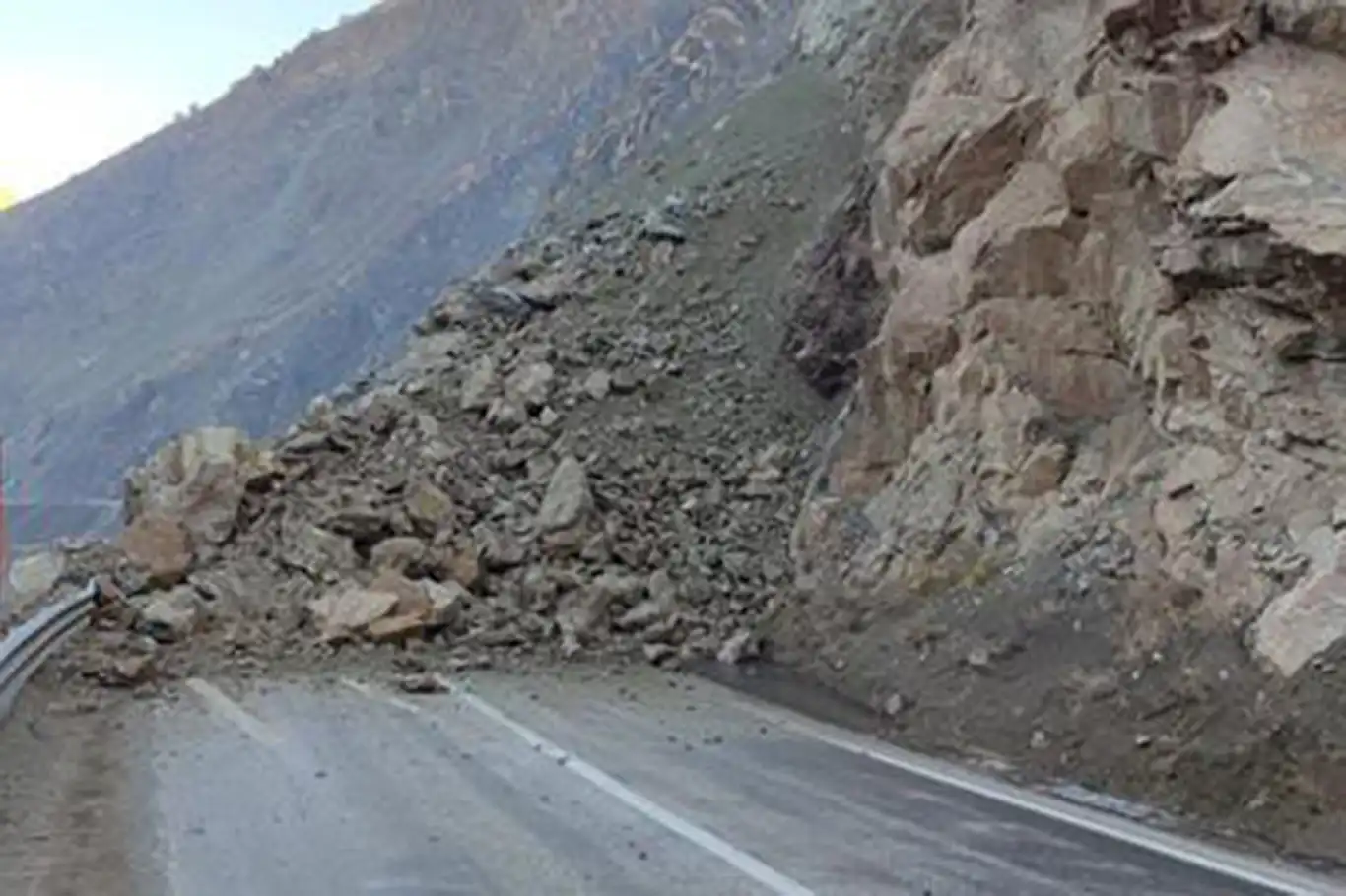 Hakkari'de Yüksekova-Van kara yolunda heyelan 