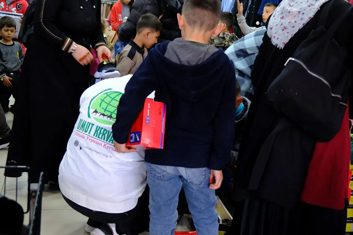 Umut Kervanı’ndan Van’da yüzlerce çocuğa bayram hediyesi Umut Kervanı’ndan Van’da yüzlerce çocuğa bayram hediyesi