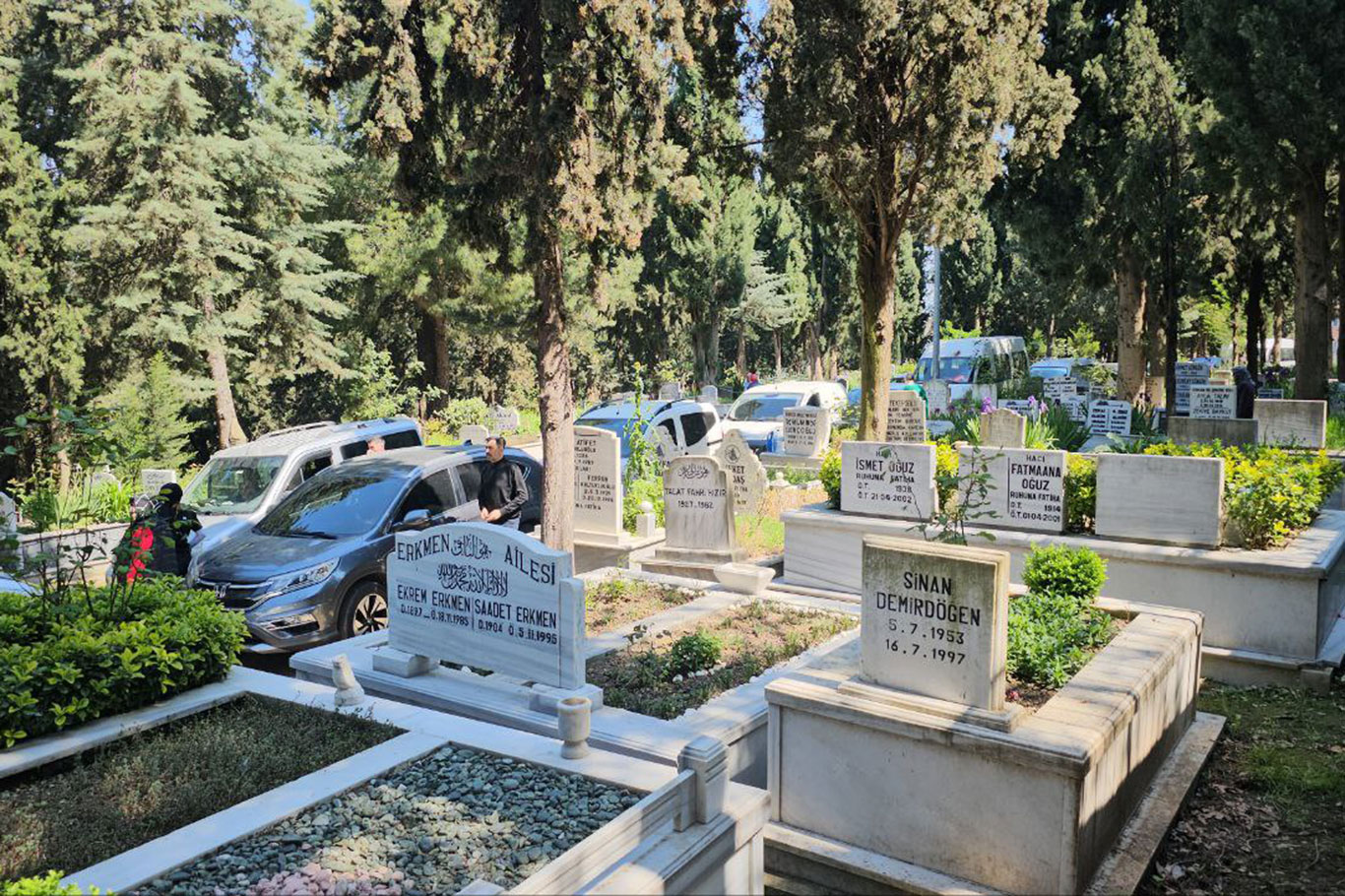 Bursa'da mezarlık ve türbelerde arife yoğunluğu