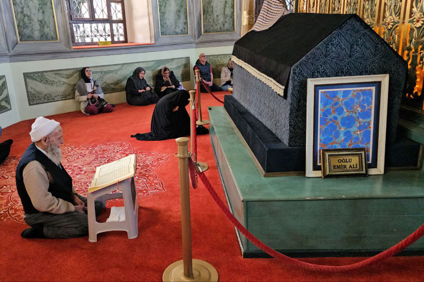 Bursa'da mezarlık ve türbelerde arife yoğunluğu