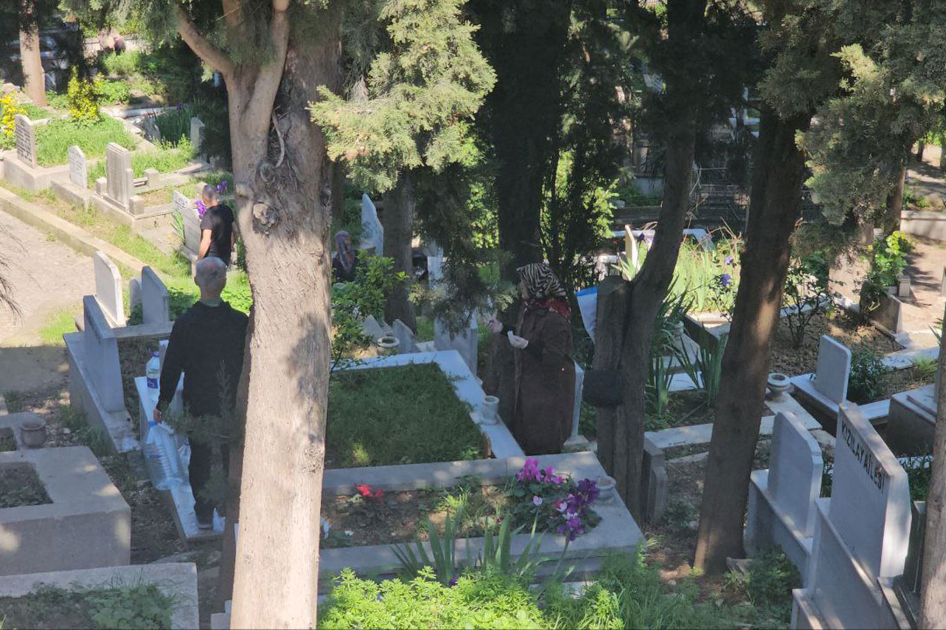 Bursa'da mezarlık ve türbelerde arife yoğunluğu