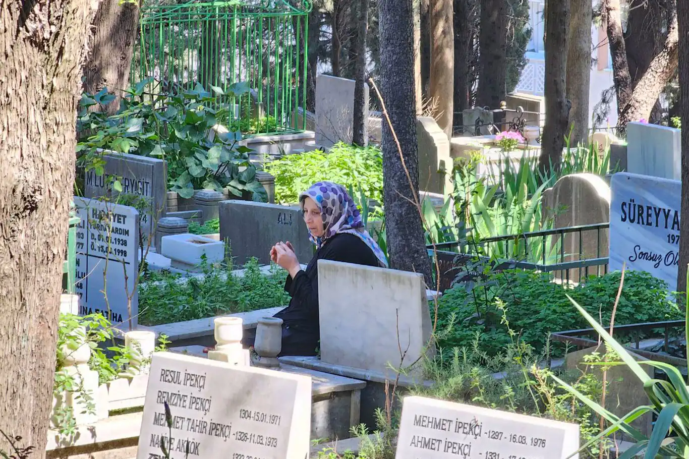 Bursa'da mezarlık ve türbelerde arife yoğunluğu Bursa'da mezarlık ve türbelerde arife yoğunluğu