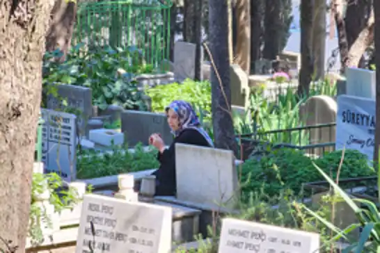 Bursa'da mezarlık ve türbelerde arife yoğunluğu