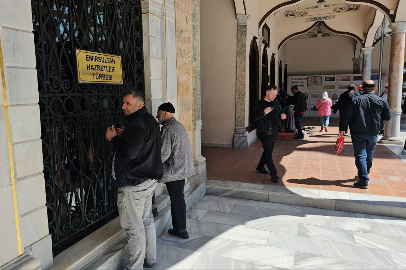 Bursa'da mezarlık ve türbelerde arife yoğunluğu