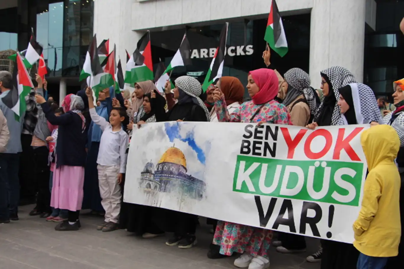 Mardin’de siyonist işgal rejime destek veren Starbucks protesto edildi Mardin’de siyonist işgal rejime destek veren Starbucks protesto edildi