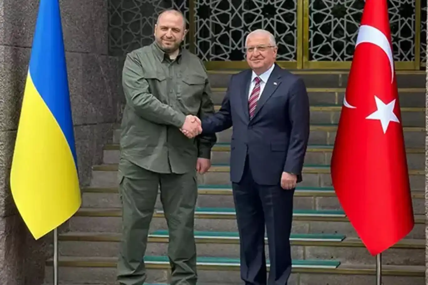 Turkish Defense Minister meets Ukrainian counterpart in Ankara Turkish Defense Minister meets Ukrainian counterpart in Ankara