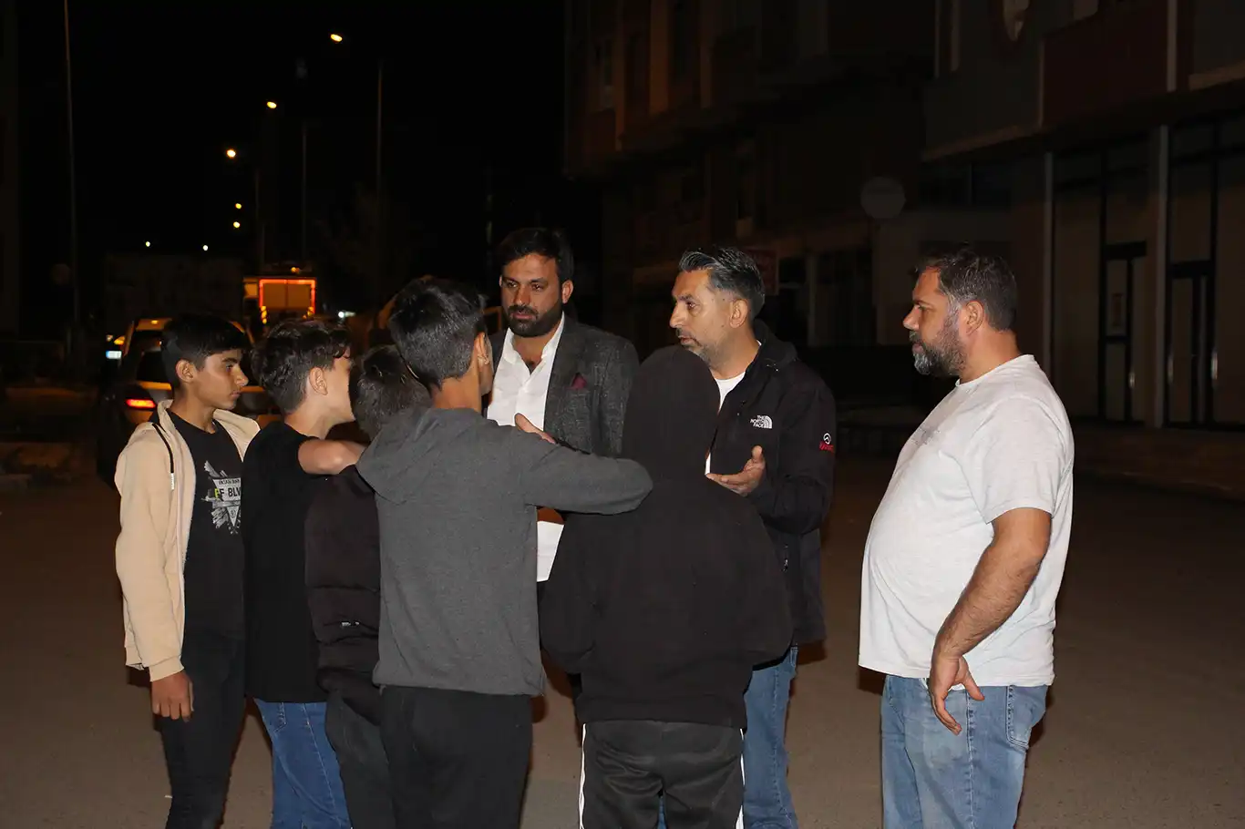 Çocuk kaçırma girişimi iddiası nedeni ile Ağrı'da bir mahalle sakinleri tedirgin Çocuk kaçırma girişimi iddiası nedeni ile Ağrı'da bir mahalle sakinleri tedirgin