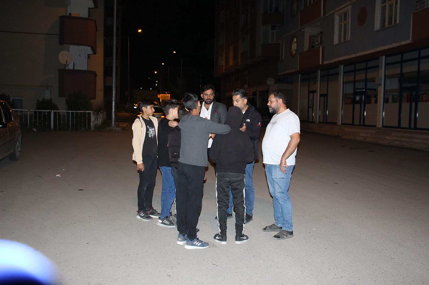 Çocuk kaçırma girişimi iddiası nedeni ile Ağrı'da bir mahalle sakinleri tedirgin