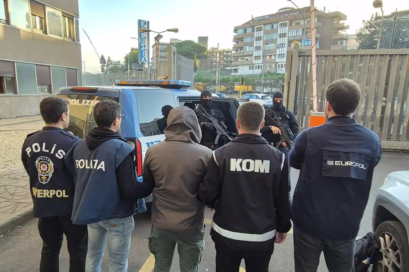 Kırmızı bültenle aranan örgüt lideri İtalya'da yakalandı Kırmızı bültenle aranan örgüt lideri İtalya'da yakalandı