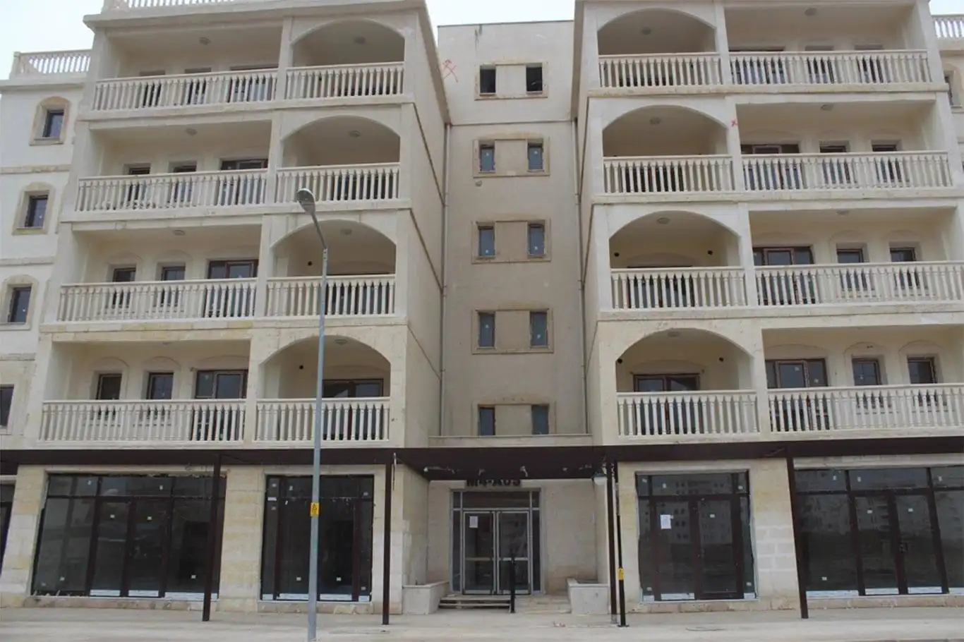 Mardin’de çatışmalarda evleri yıkılan aile, teslim edilmeyen konutları nedeniyle mağduriyet yaşıyor
