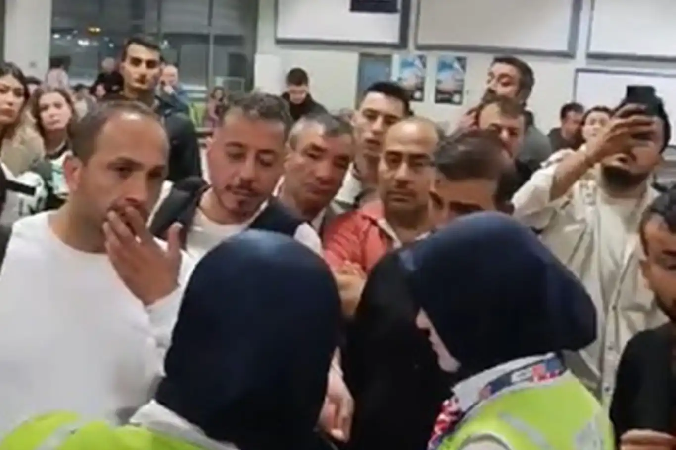 Yolculardan uçak firmasına tepki Yolculardan uçak firmasına tepki