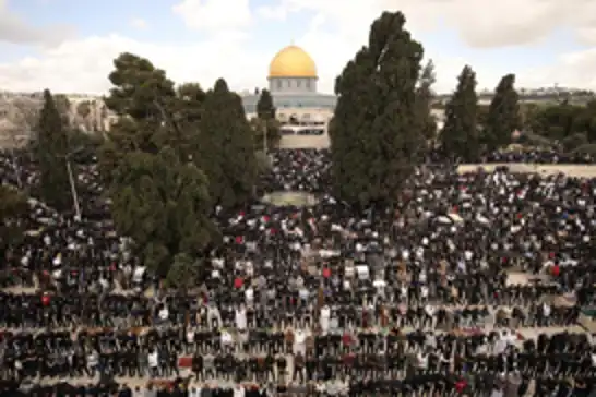 İşgal kısıtlamasına rağmen on binlerce Müslüman Kudüs'te cuma namazı kıldı