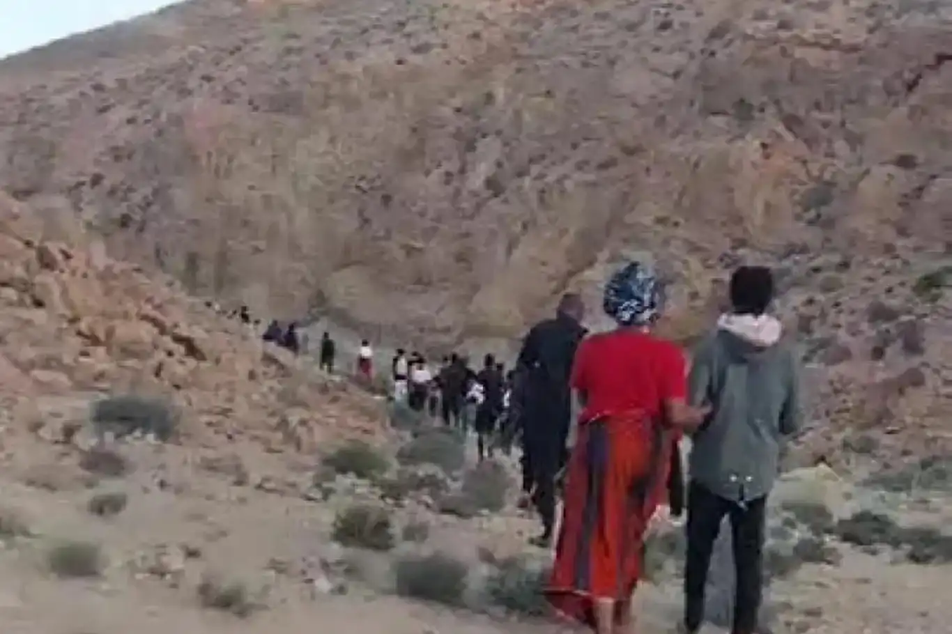 Tunus'taki Afrika kökenli göçmeler, Cezayir sınırına sürüldü Tunus'taki Afrika kökenli göçmeler, Cezayir sınırına sürüldü