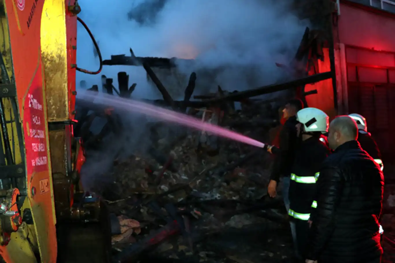 Amasya'da tarihi konakta çıkan yangın 4 binaya sıçradı