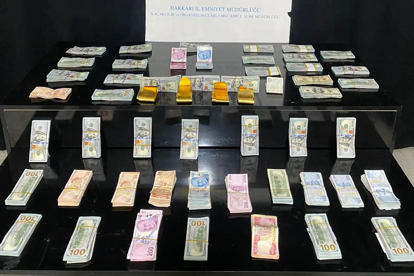 Hakkari'deki operasyonda 4 kilo altın ve 358 bin dolara el konuldu Hakkari'deki operasyonda 4 kilo altın ve 358 bin dolara el konuldu