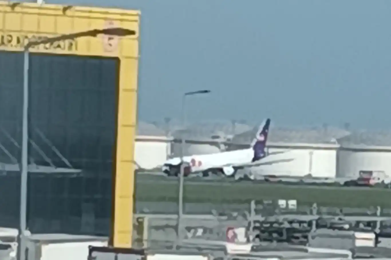 İstanbul Havalimanında kargo uçağı gövdesi üzerine iniş yaptı İstanbul Havalimanında kargo uçağı gövdesi üzerine iniş yaptı