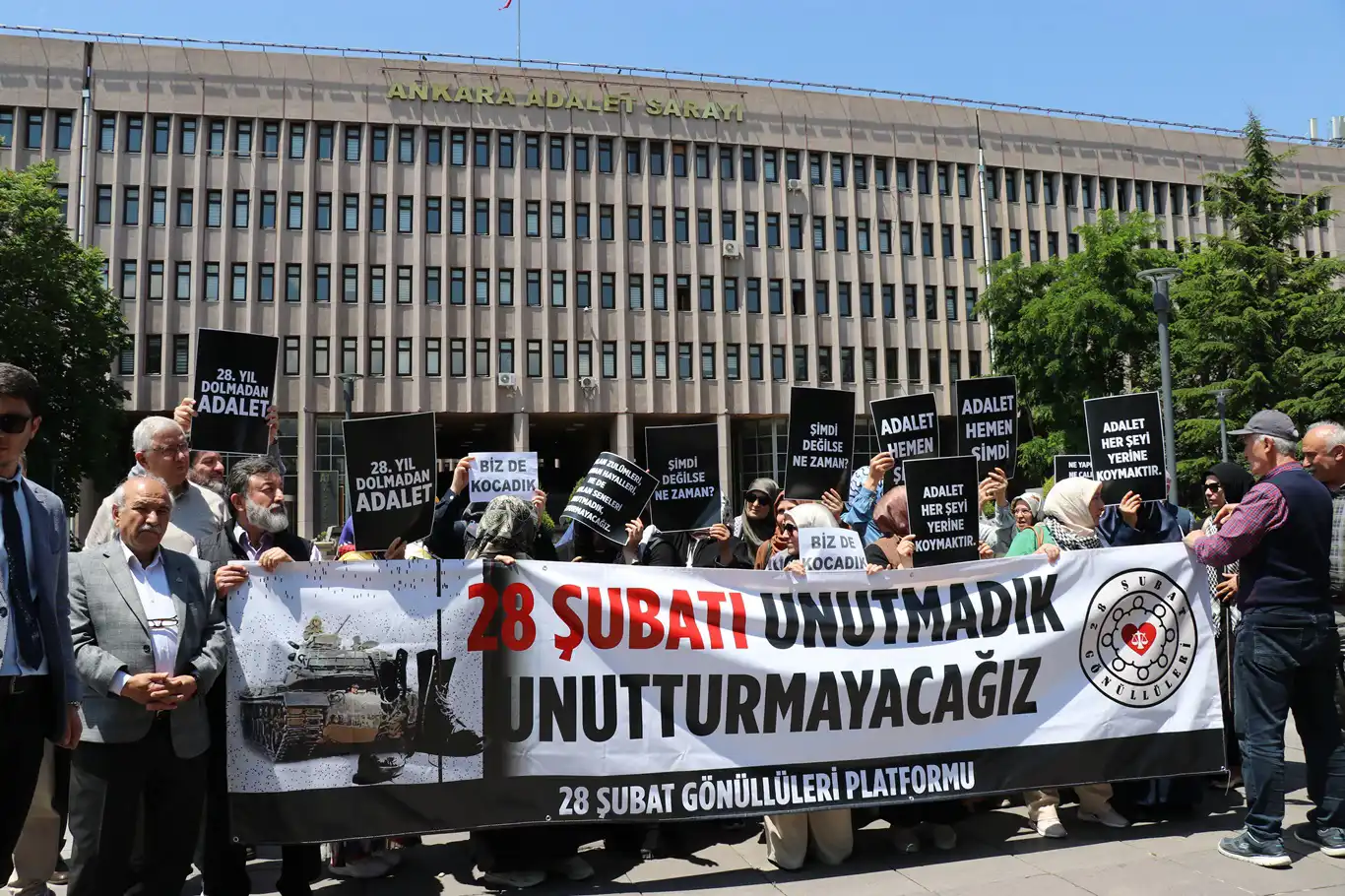 28 Şubat mağdurları: Af değil, adalet istiyoruz 28 Şubat mağdurları: Af değil, adalet istiyoruz