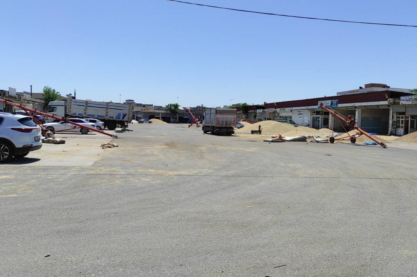 Altyapı yetersizliği hububatçı esnafını büyük zarara uğrattı