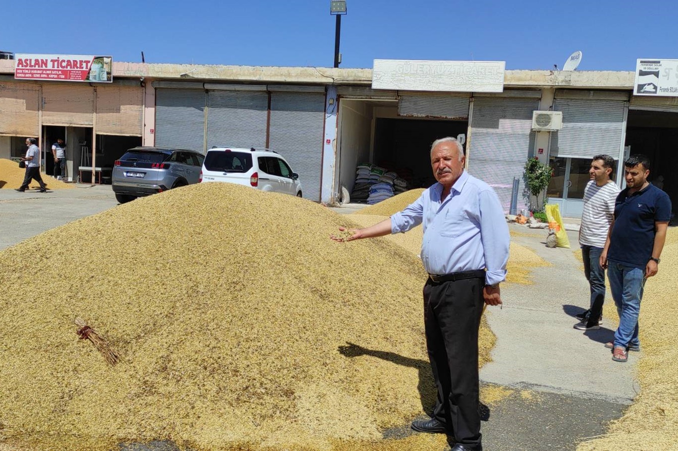 Altyapı yetersizliği hububatçı esnafını büyük zarara uğrattı