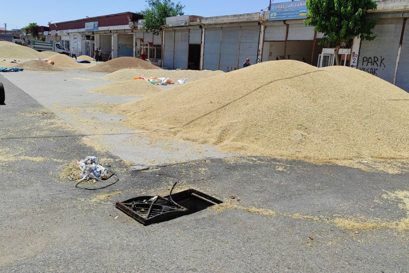 Altyapı yetersizliği hububatçı esnafını büyük zarara uğrattı