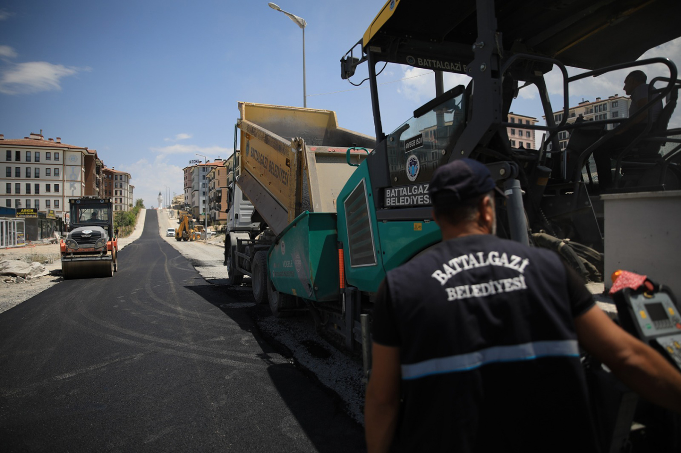 Battalgazi Belediyesi yol çalışmalarını sürdürüyor Battalgazi Belediyesi yol çalışmalarını sürdürüyor