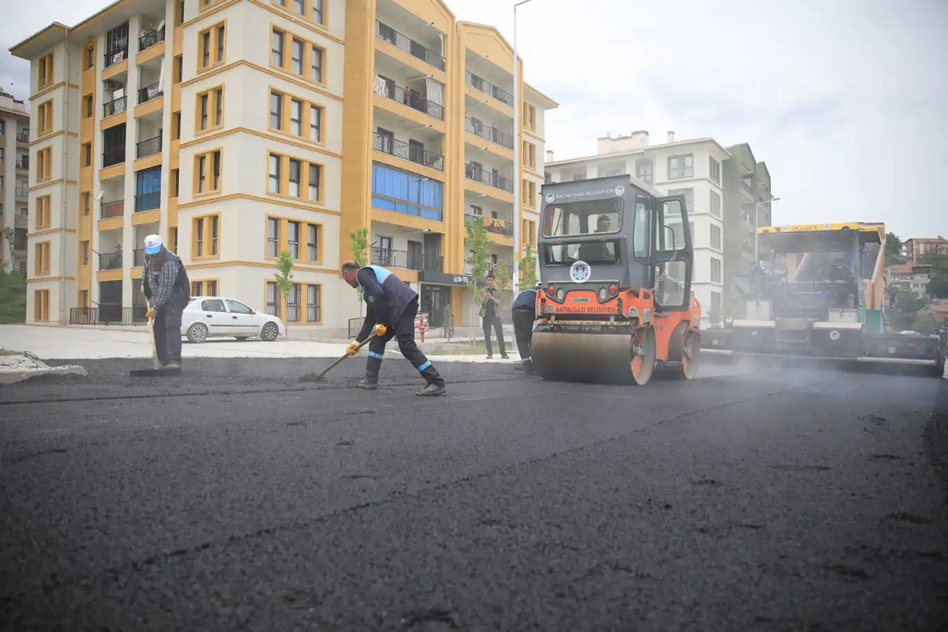 Battalgazi Belediyesi yol çalışmalarını sürdürüyor Battalgazi Belediyesi yol çalışmalarını sürdürüyor