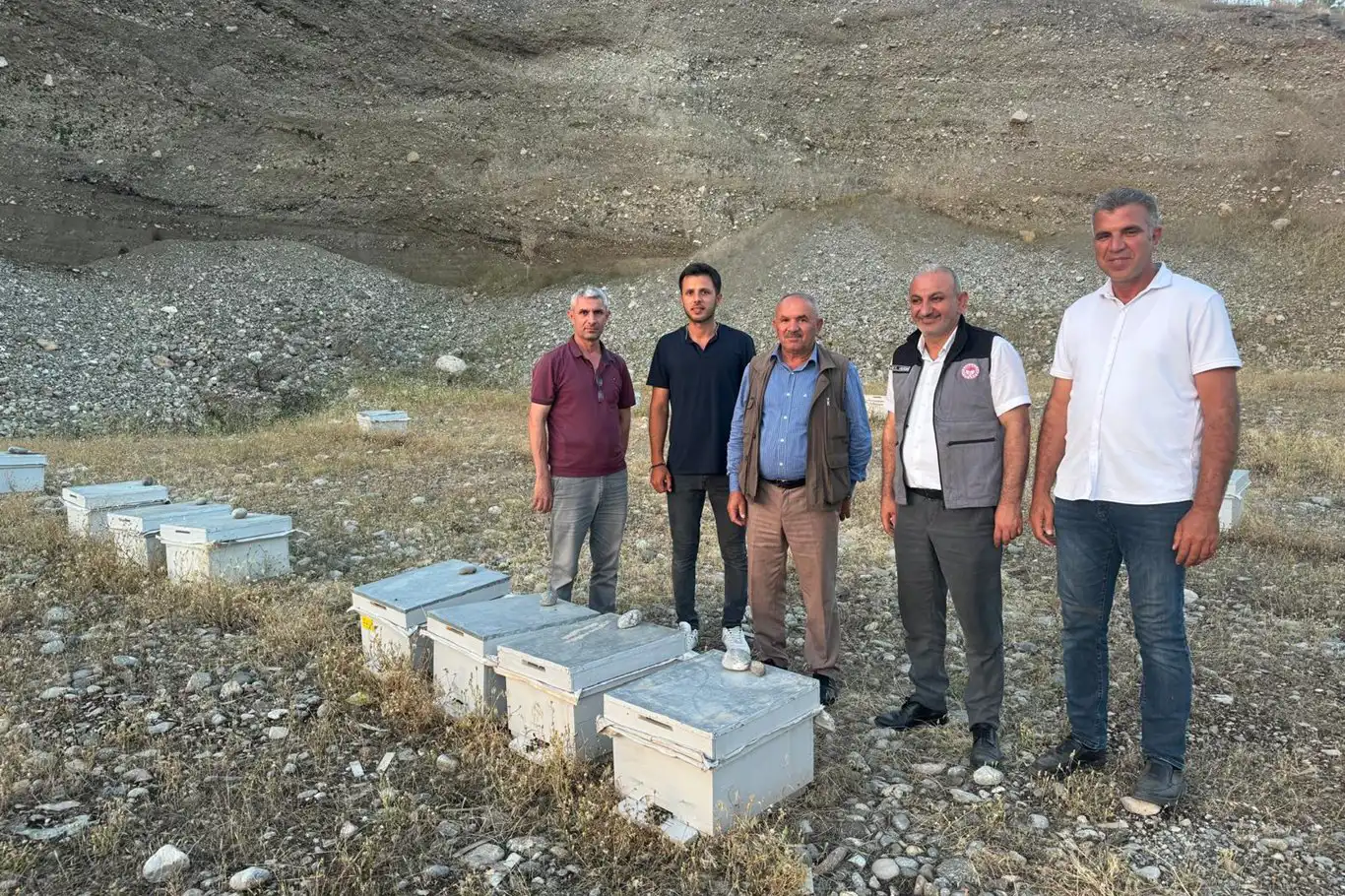 Siirt Valiliği, arıcılara 2 bin arılı kovan hibe etti Siirt Valiliği, arıcılara 2 bin arılı kovan hibe etti