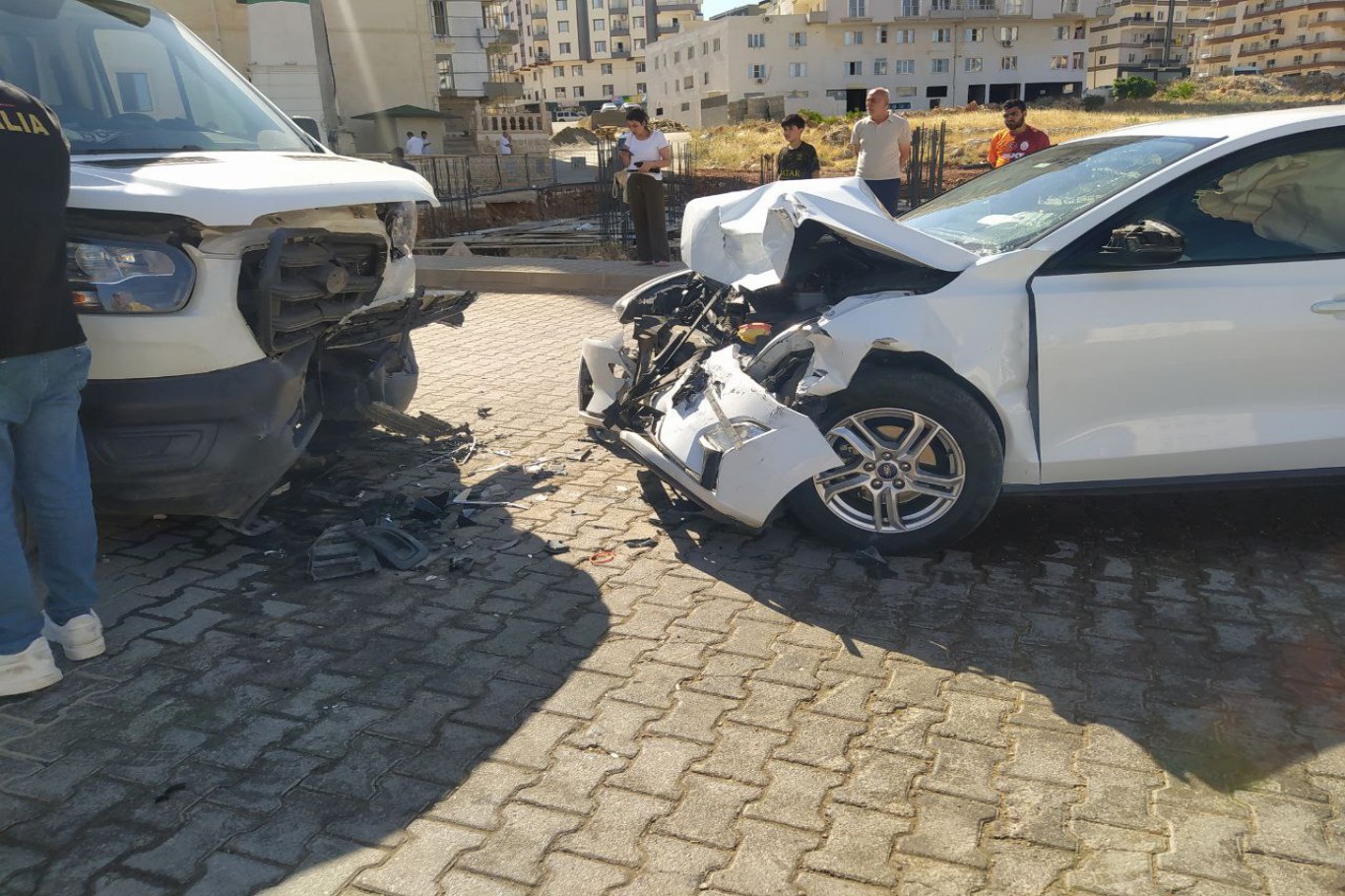 Mardin’de kamyonet ile otomobil çarpıştı: 3 yaralı 