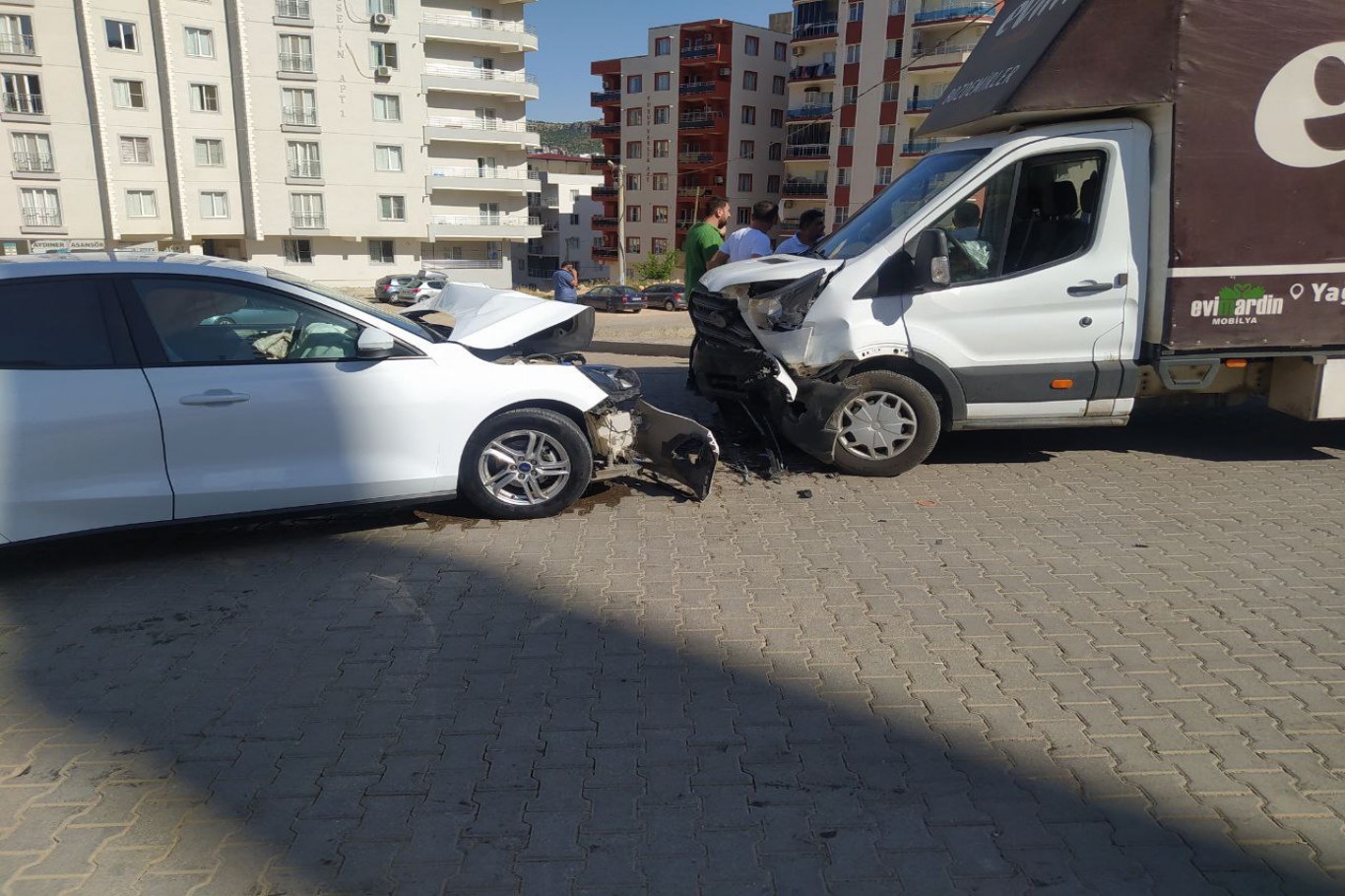 Mardin’de kamyonet ile otomobil çarpıştı: 3 yaralı 