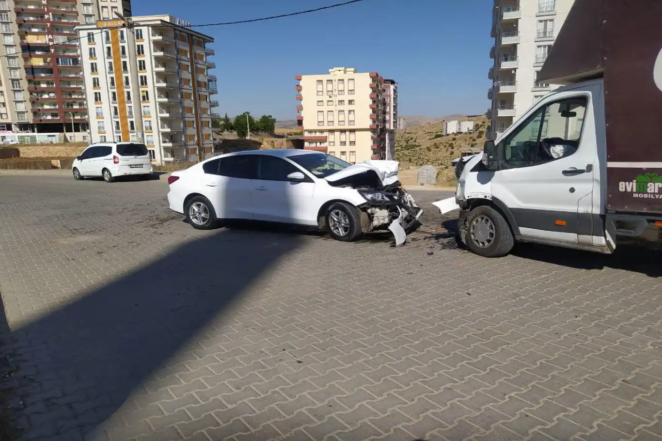 Mardin’de kamyonet ile otomobil çarpıştı: 3 yaralı Mardin’de kamyonet ile otomobil çarpıştı: 3 yaralı