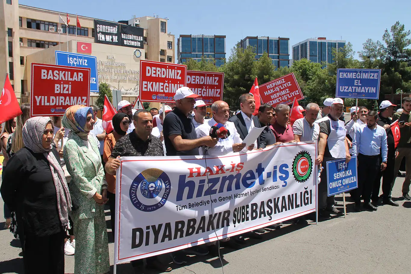 Hizmet-İş Sendikası: Belediyelerde bir yandan işçiler işten çıkarılırken diğer yandan personel alım ilanları veriliyor Hizmet-İş Sendikası: Belediyelerde bir yandan işçiler işten çıkarılırken diğer yandan personel alım ilanları veriliyor
