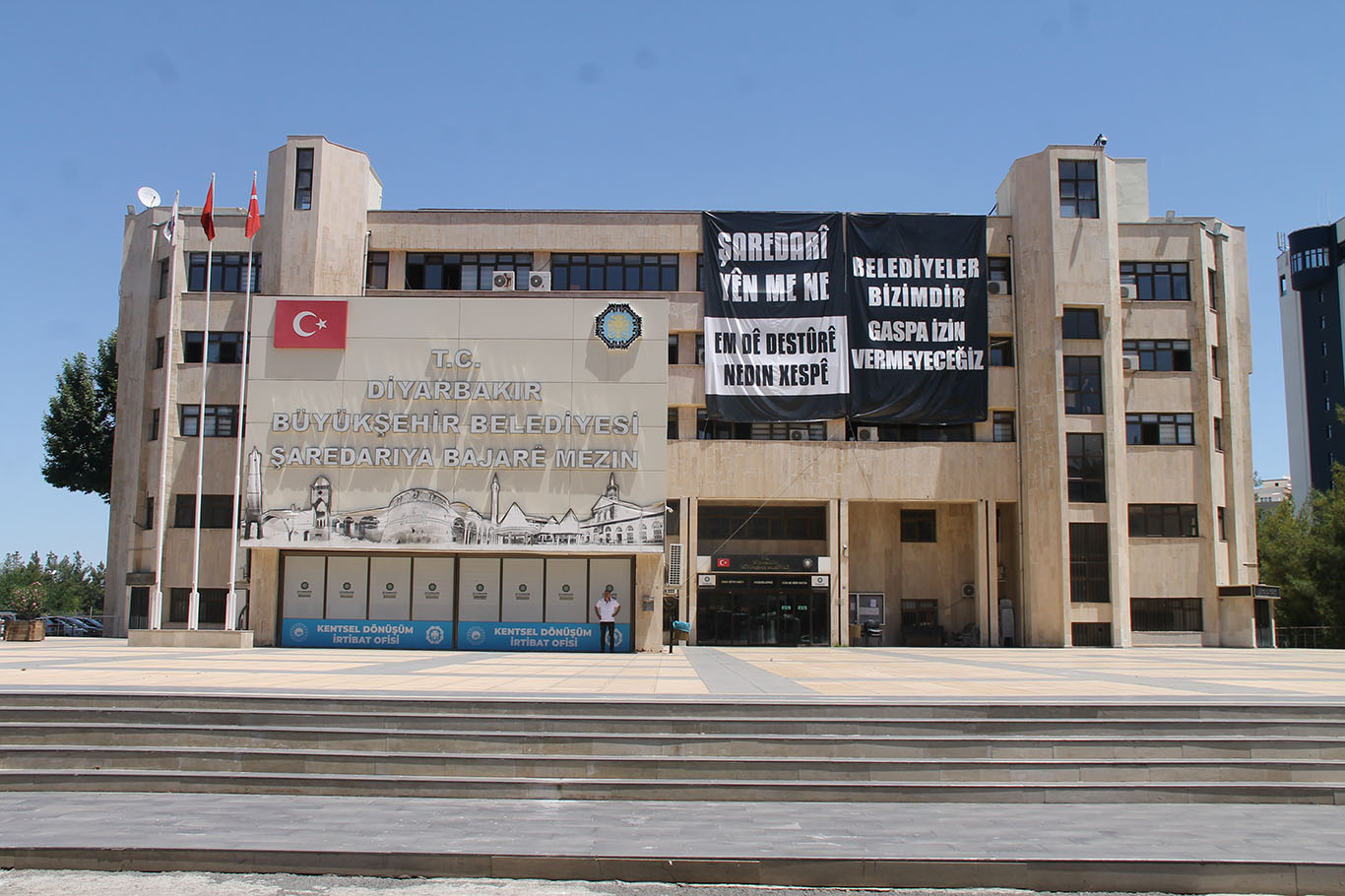Hizmet-İş Sendikası: Belediyelerde bir yandan işçiler işten çıkarılırken diğer yandan personel alım ilanları veriliyor