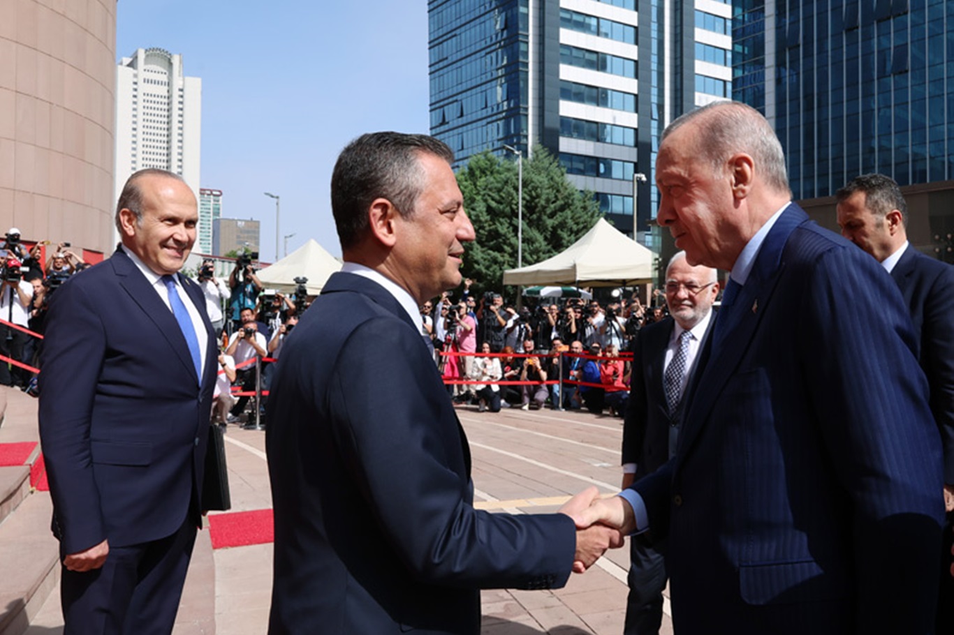 Cumhurbaşkanı Erdoğan, CHP Genel Başkanı Özel'le görüştü Cumhurbaşkanı Erdoğan, CHP Genel Başkanı Özel'le görüştü