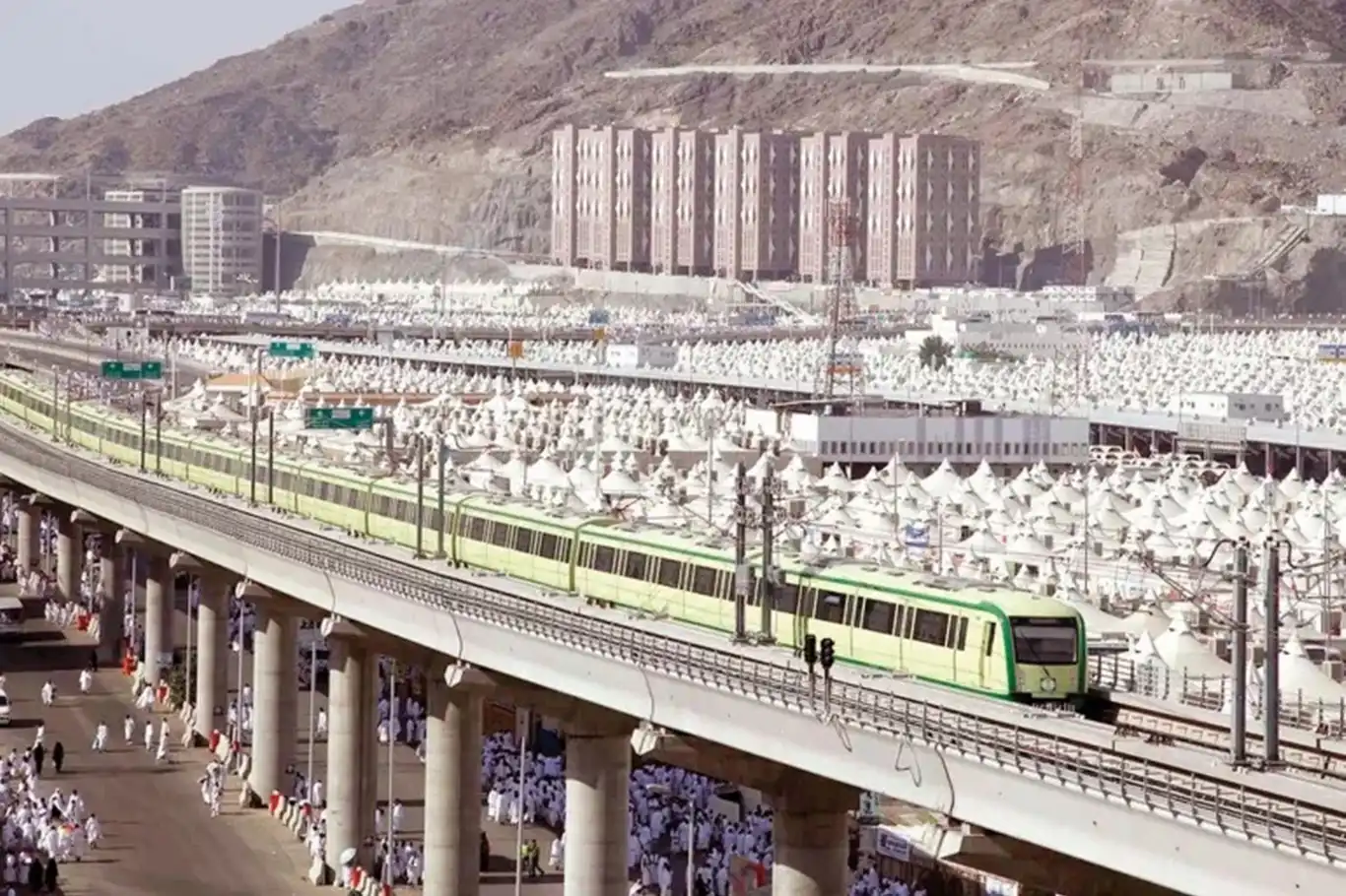Mukaddes mekanlarda hacılar için tren seferleri başladı Mukaddes mekanlarda hacılar için tren seferleri başladı