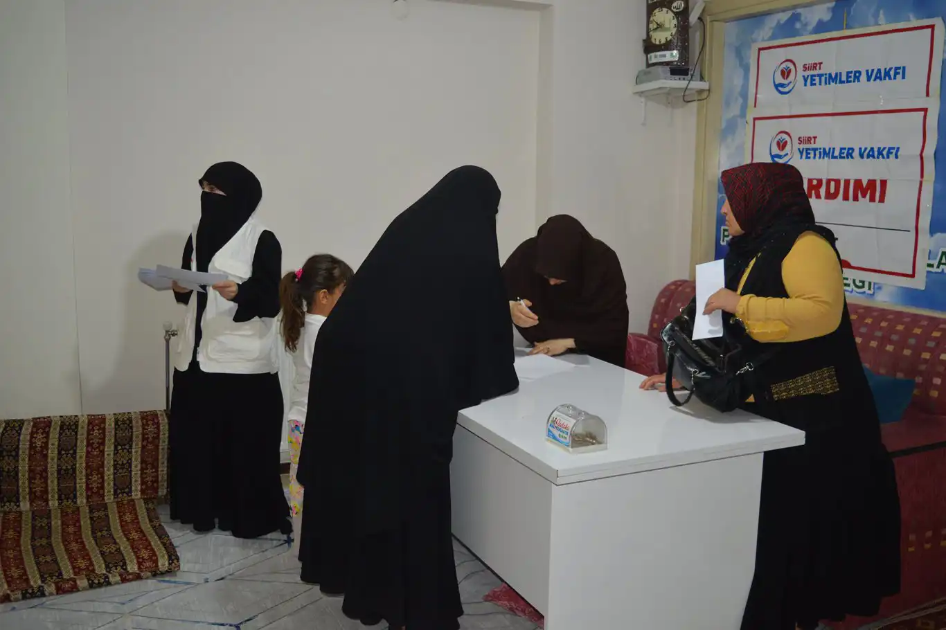 Yetimler Vakfı, Siirt’te yetim ailelere bayram harçlığı dağıttı